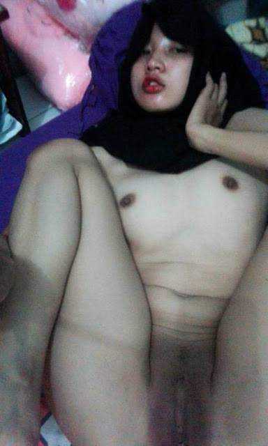 Foto_Memek_Cewek_Berjilbab_Hitam_3.jpg